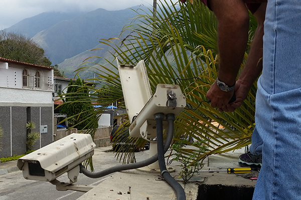 Mantenimiento de cámaras de seguridad en muro perimetral