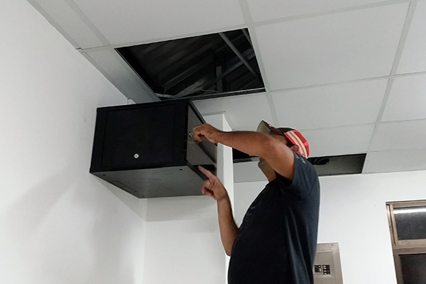 Finalizando la instalación de gabinete de pared