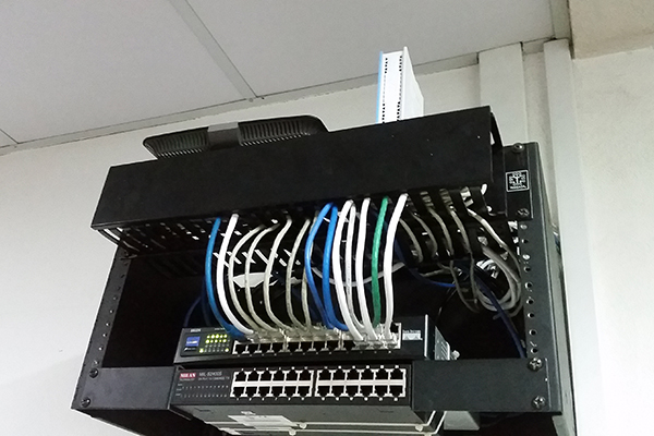 Identificación y ordenado de rack abierto en oficina administrativa