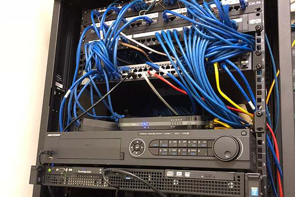 Instalación de equipos para red de datos, audio y vídeo vigilancia