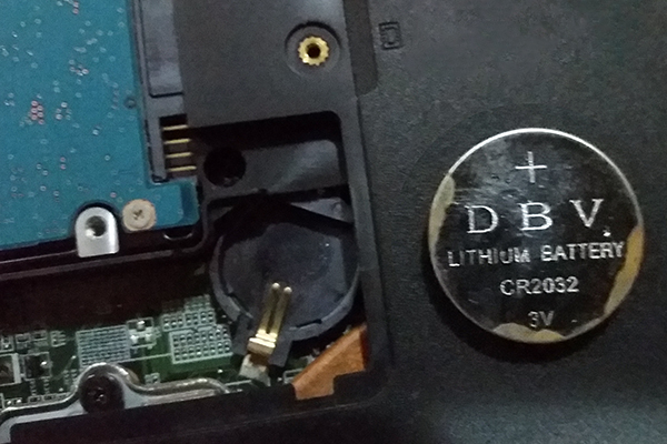 Detalle de batería RTC derramada
